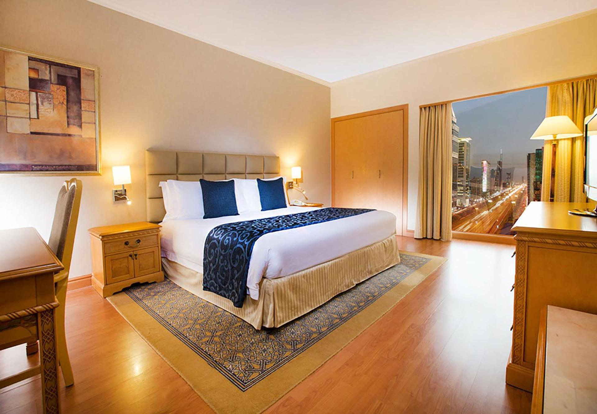 Crowne Plaza Dubai, an IHG Hotel Bagian luar foto A bedroom at the hotel